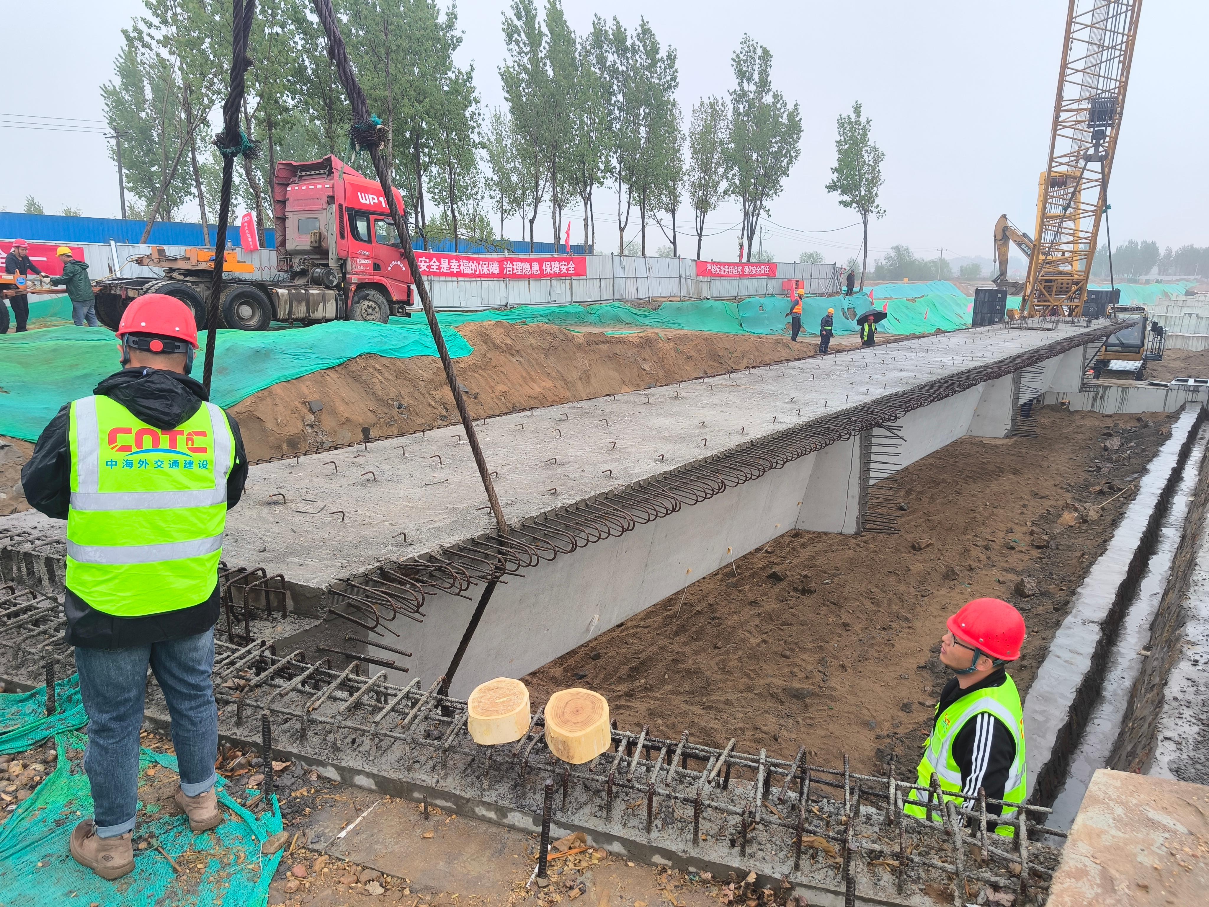 行唐县磁河大桥改建工程首梁架设成功