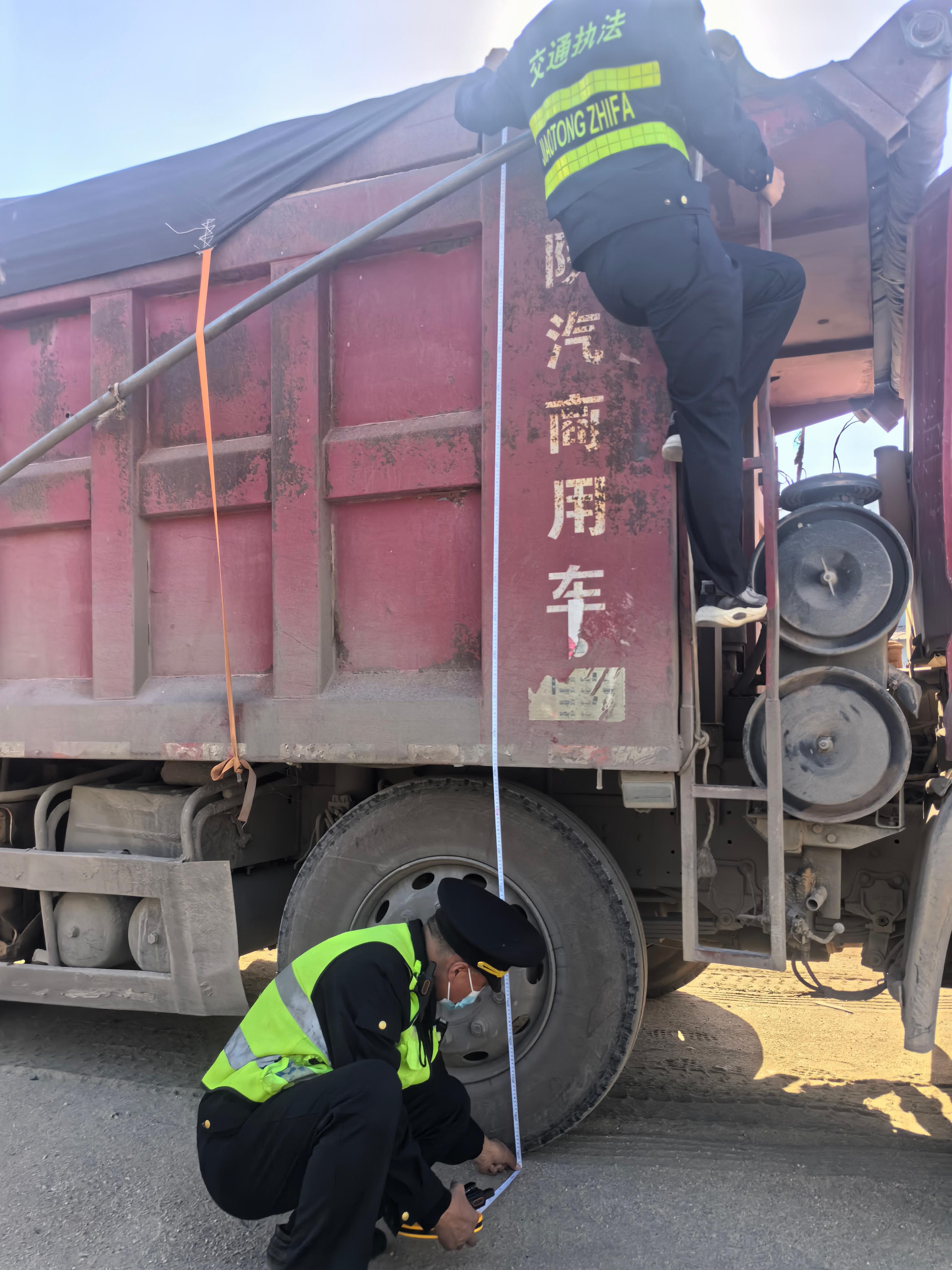行唐县交通运输局集中整治货车突出违法行为“百...
