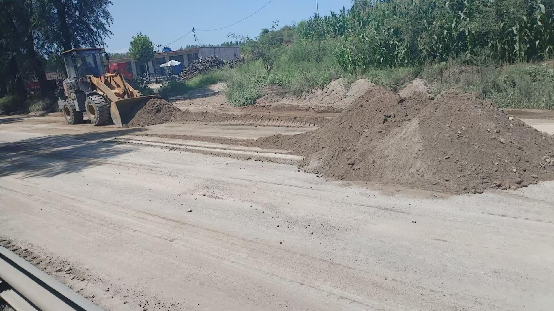 行唐县交通局高温下快速清理道路泥沙 保障省道畅通获点赞