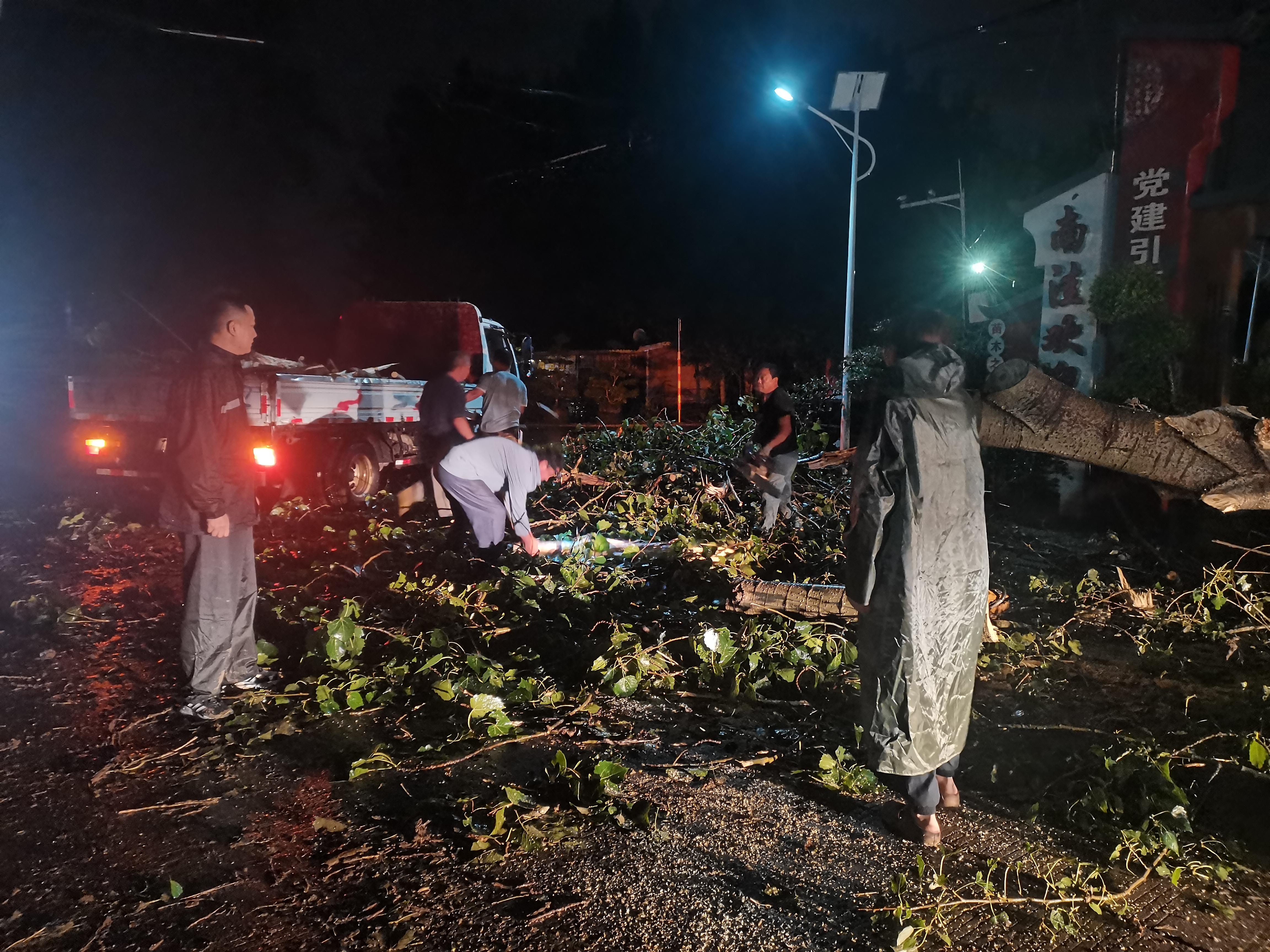 狂风暴雨中坚守一线 全力保障道路通行安全