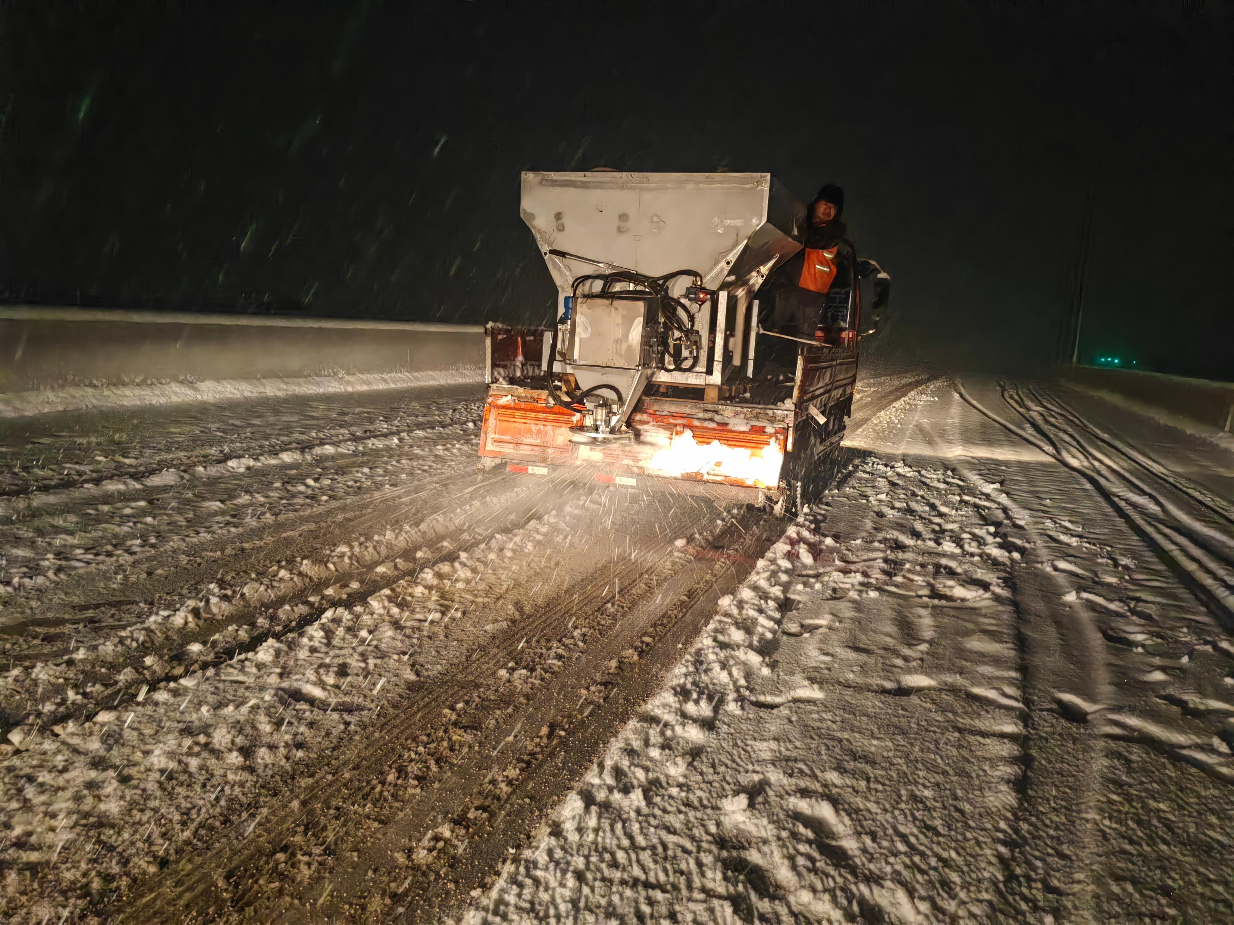以“雪”为令 连夜奋战除冰雪--石家庄市交通运输部门全力开展除雪保通保畅工作