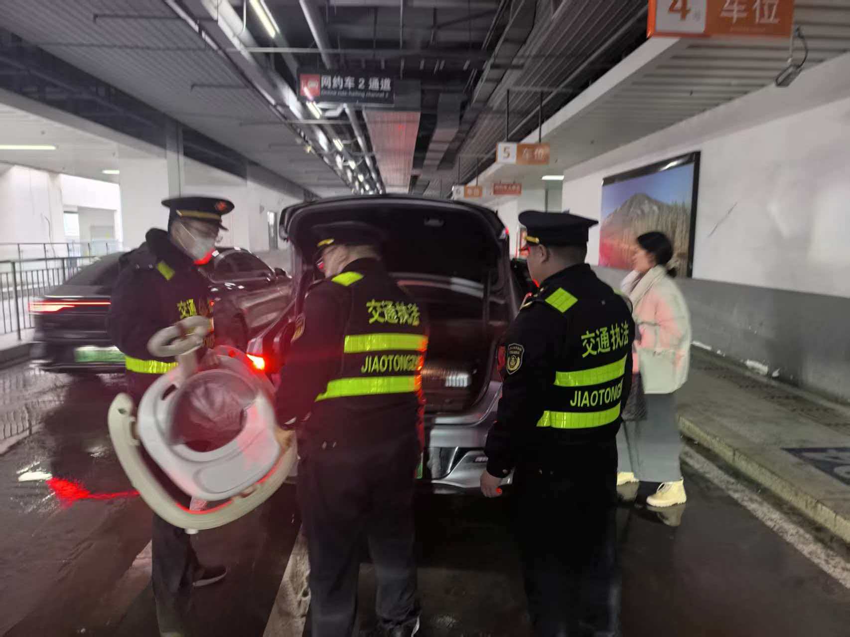 石执先锋 雪夜暖途--石家庄市交通运输综合行政执法支队全力疏散旅客