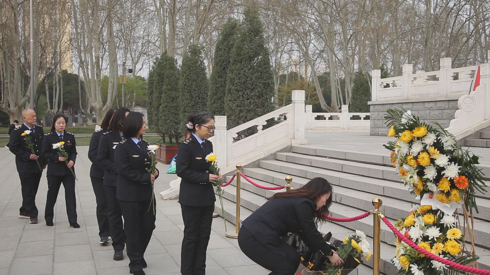 市交通运输综合行政执法支队赴华北军区烈士陵园开展主题党日活动