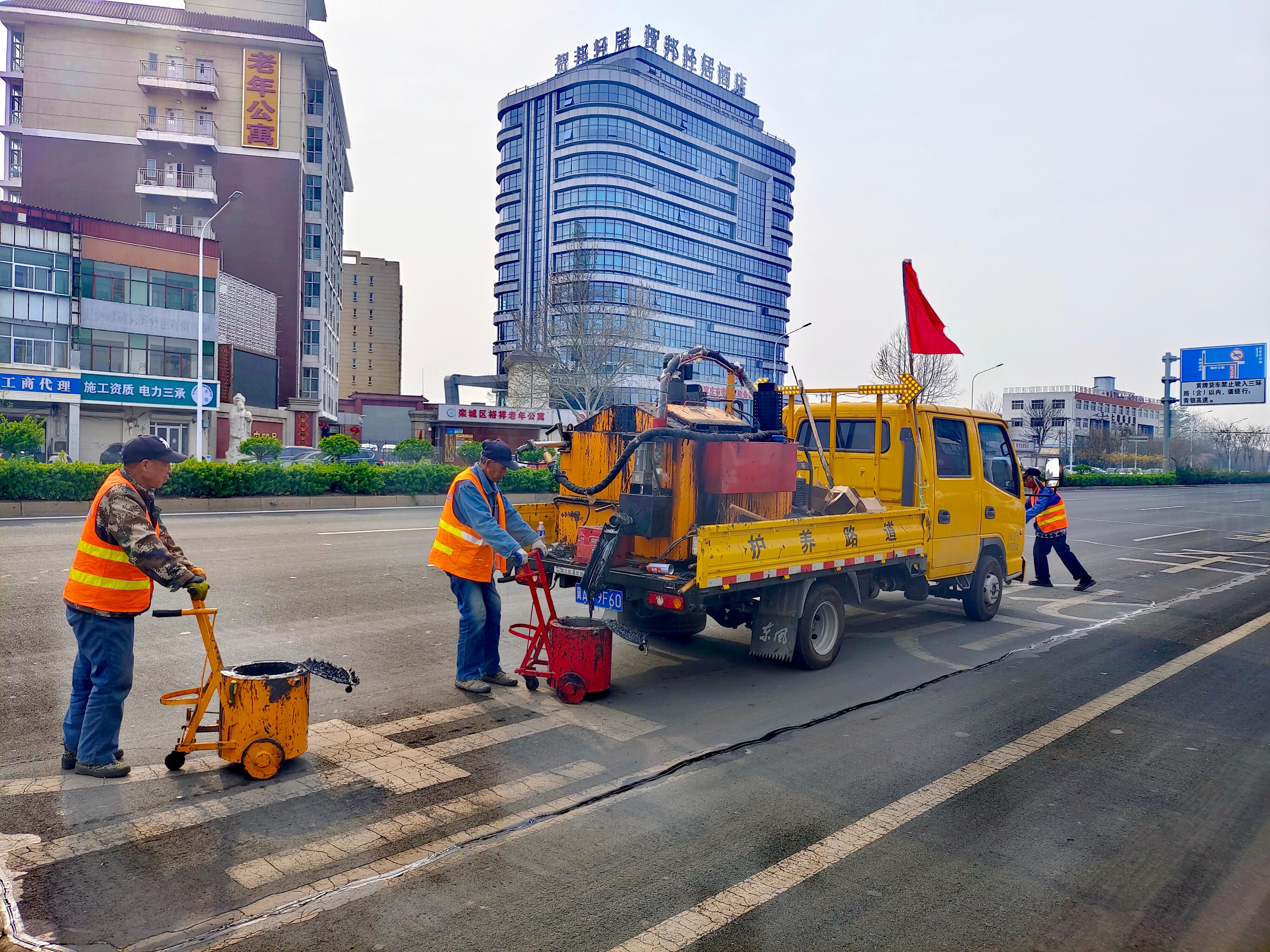 栾城区：抢抓春季养护好时节 精准整治隐患保畅通