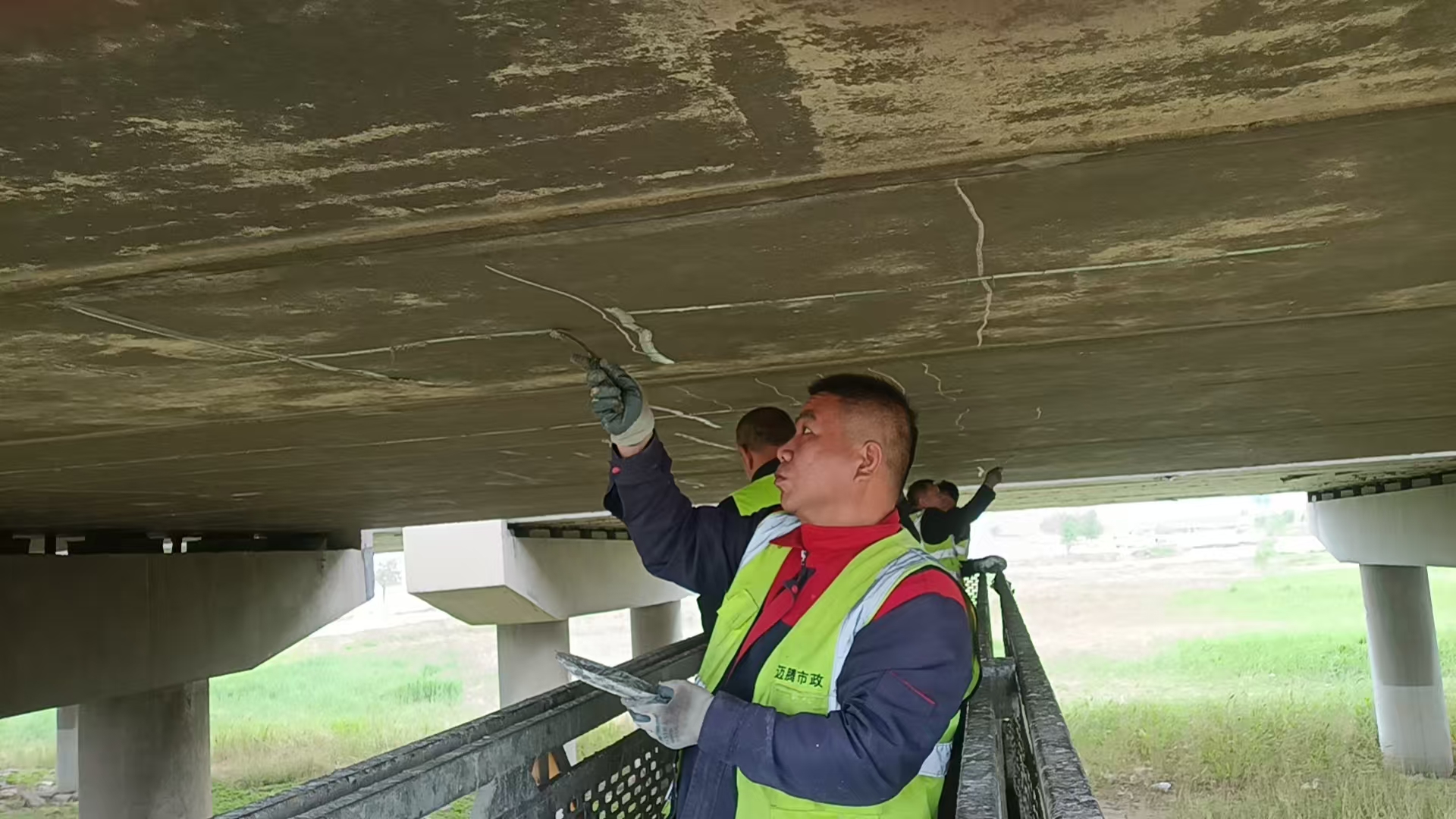 深泽县交通运输局开展国道G230滹沱河大桥专项养护维修 