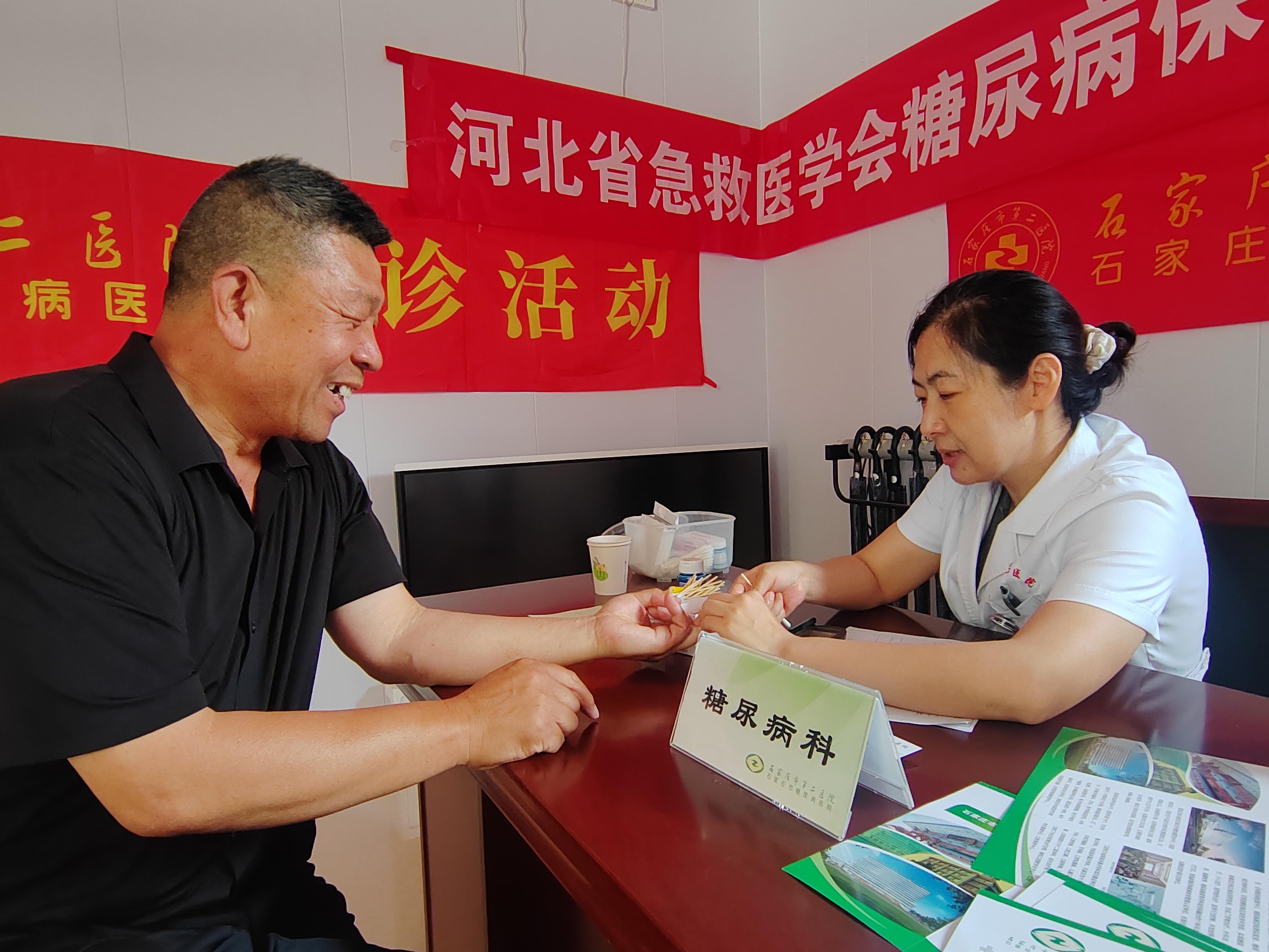 健康义诊进乡村 志愿服务暖民心 — —市公路服务保障中心开展“健康下乡”志愿服务活动
