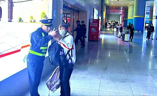 石执先锋护航交通 温情服务守护出行--石家庄交通执法全力护航国庆假期道路运输平安有序